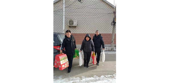 愛心企業(yè)情暖寒冬！棲霞德豐走訪慰問百歲老人